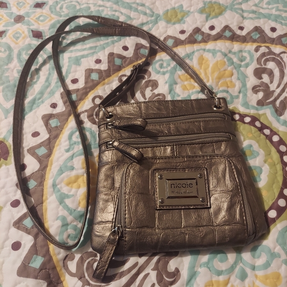 Nicole Miller Little Metallic Grey Purse 🩶 - Picture 3 of 12